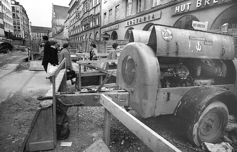 August 1968: Baustelle in der Kaufingerstraße. Über kleine Stege gelangen die Kunden dennoch in die Geschäfte.