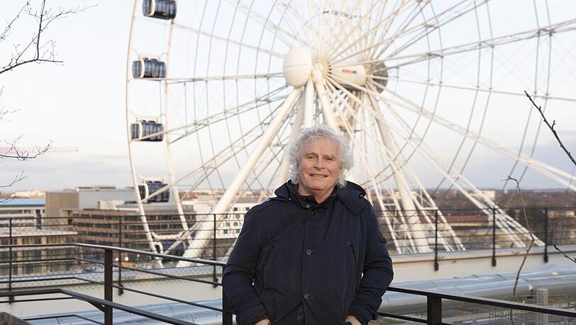 Dirigent Simon Rattle auf dem Dach des Werk 3 im Werksviertel, hinter ihm das Riesenrad. Es steht auf dem Bauplatz für das vom Freistaat geplante, derzeit aber gefährdete Konzerthaus für das Symphonieorchester des Bayerischen Rundfunks. Dirigent Simon Rattle auf dem Dach des Werk 3 im Werksviertel, hinter ihm das Riesenrad. Es steht auf dem Bauplatz für das vom Freistaat geplante, derzeit aber gefährdete Konzerthaus für das Symphonieorchester des Bayerischen Rundfunks.
