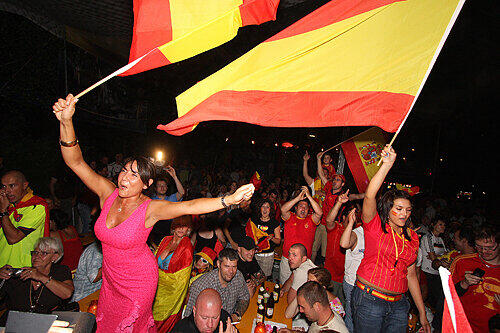 Das 1:0 in der 33. Spielminute wurde von den Spanier im &bdquo;El Torero&ldquo; begeistert gefeiert. Rund 150 Spanien-Fans versammelten sich dort &ndash; und anschließend auf dem Nürnberger Plärrer. Foto: 10 nach 8