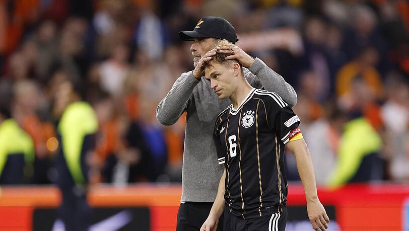 Da durfte er noch spielen: Joshua Kimmich wird von Jürgen Klopp nach dem Spiel gegen die Niederlande in den Arm genommen. Da durfte er noch spielen: Joshua Kimmich wird von Jürgen Klopp nach dem Spiel gegen die Niederlande in den Arm genommen.