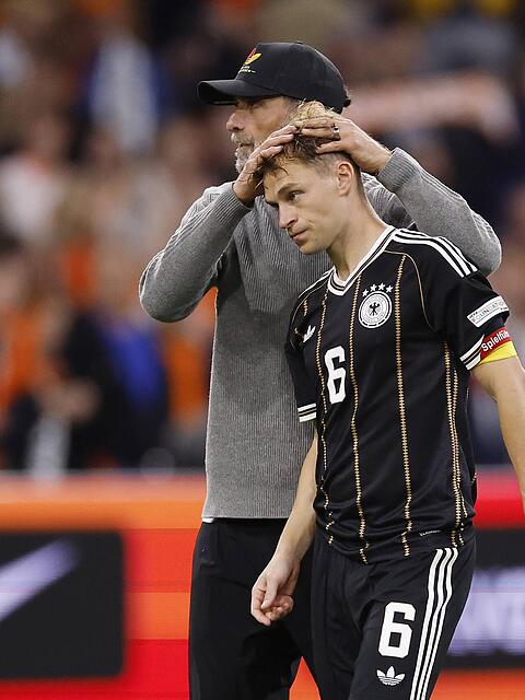 Da durfte er noch spielen: Joshua Kimmich wird von J&uuml;rgen Klopp nach dem Spiel gegen die Niederlande in den Arm genommen.