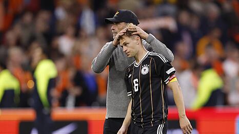 Da durfte er noch spielen: Joshua Kimmich wird von J&uuml;rgen Klopp nach dem Spiel gegen die Niederlande in den Arm genommen.