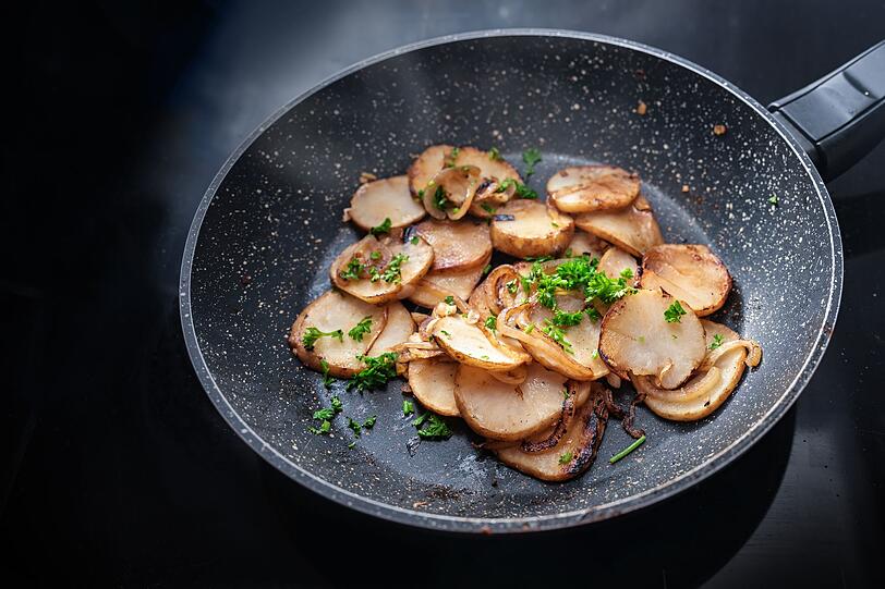 Fein gehobeltes Wurzelgem&uuml;se wie M&ouml;hren, Pastinaken oder Sellerie schmecken auch roh im Salat. Eine besondere Variante ist Salat mit Topinambur. Die kalorienarme Wurzel enth&auml;lt viele Ballaststoffe, B-Vitamine, Kalium und Eisen. Ihr hoher Inulin-Gehalt wirkt sich positiv auf den Blutzuckerspiegel aus. F&uuml;r zwei Portionen schneiden Sie 250 Gramm Topinambur in kleine W&uuml;rfel oder Scheiben und braten sie anschlie&szlig;end in etwas &Ouml;l in der Pfanne an.