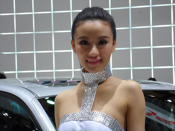 Schöne Frauen an neuen Autos: Eine nach wie vor unschlagbar attraktive Kombination - auch in Shanghai.