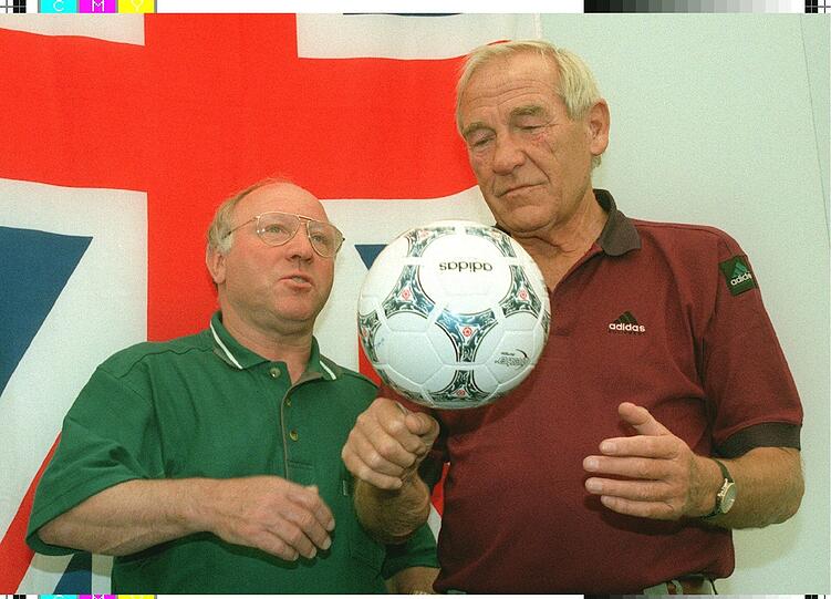 PLATZ 3 - 5. Mai 1956: Die Geburt einer Legende. In Manchester kennt die Geschichte jeder: Bert Trautmann (rechts im Archivbild, neben Uwe Seeler), ein ehemaliger deutscher Kriegsgefangener, wächst im FA-Cup-Finale im Tor von Manchester City über sich hinaus, spielt die Partie gegen Birmingham City (3:1) mit gebrochenen Halswirbeln zu Ende. Am 19. Juli 2013 starb der bis zum Schluss in England sehr populäre Trautmann im Alter von 89 Jahren.