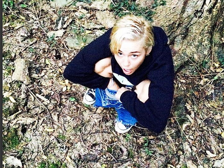 Miley Cyrus in Pinkel-Pose im Wald