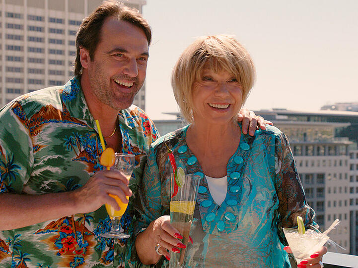 Anegret (Judy Winter) genießt mit ihrem jüngeren Freund Viktor (Kevin Otto) das Leben