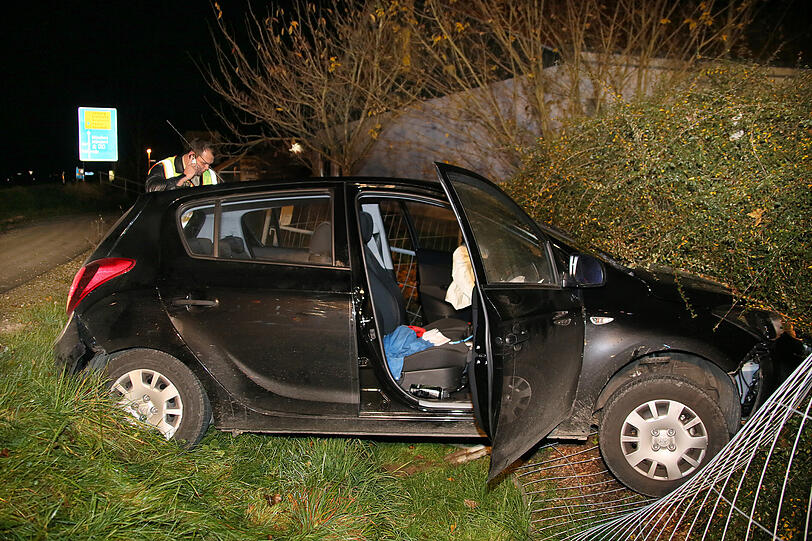 Ungebremst von der Straße in den Graben. Die Bilder vom Unfallort.