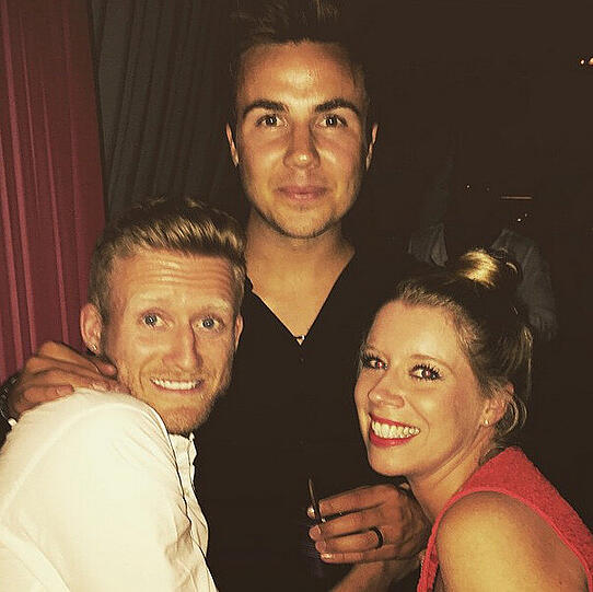 Auch mit von der Partie: Weltmeister-Kollege Andre Schürrle und Freundin Montana Yorke. "Happy Birthday my Bro", schreibt der Wolfsburger an Götze gerichtet.