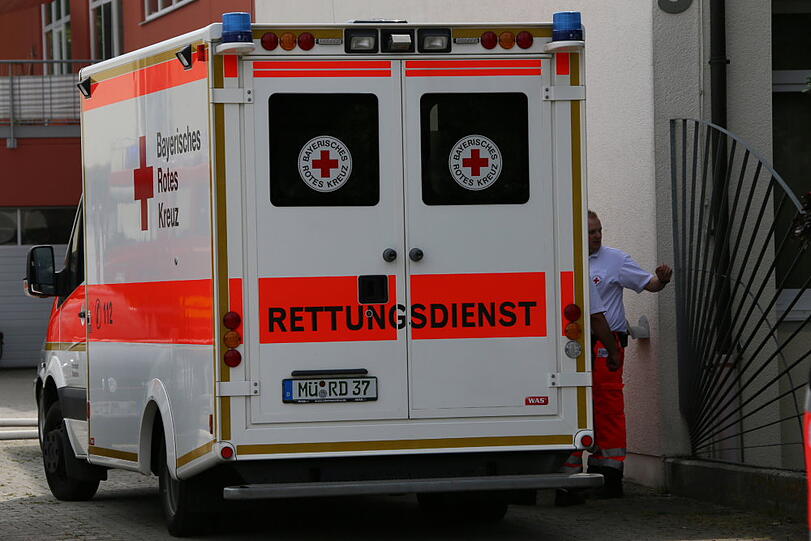 Bei einem Schreinereibetrieb geriet ein Holzspänesilo in Brand. Die Feuerwahr war mit Löschfahrzeugen vor Ort.