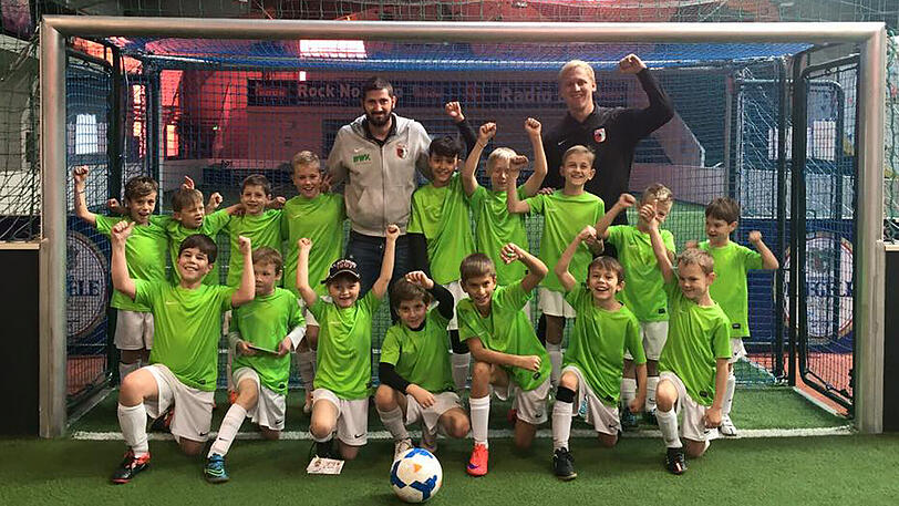 FC Augsburg (2011 - 2016): Der Profi-Kicker, der mittlerweile selbst vierfacher Vater ist, kümmert sich nicht nur um den eigenen Nachwuchs: Als Jugendtrainer coacht er den lokalen Kreisligaverein Kissinger SC und die U19 des SV Mering. Während seiner Zeit in Augsburg stattet er außerdem der Ferienfußballschule des FC Augsburg einen Besuch ab (Foto).
