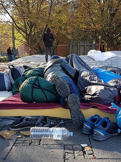 Für Bleiberecht protestieren die Flüchtlinge am Sendlinger Tor und gerechte Behandlung &ndash; immer noch, wieder.