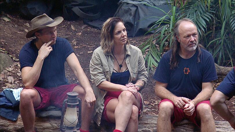 Sonja und Prince Damien haben in der Dschungelprüfung nur einen Stern geholt. Bei Raúl Richter (l.), Danni Büchner und Markus Reinecke verfinstern sich die Mienen.