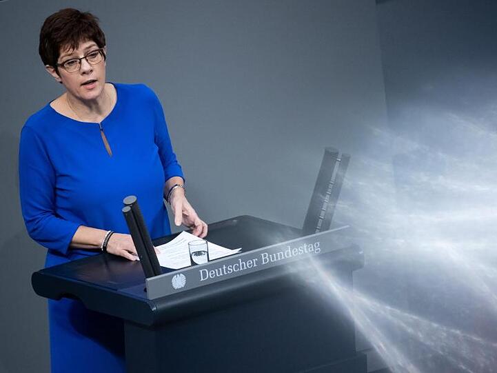Verteidigungsministerin Annegret Kramp-Karrenbauer (CDU) sagte, die Bundeswehr werde helfen "solange wir gebraucht werden".