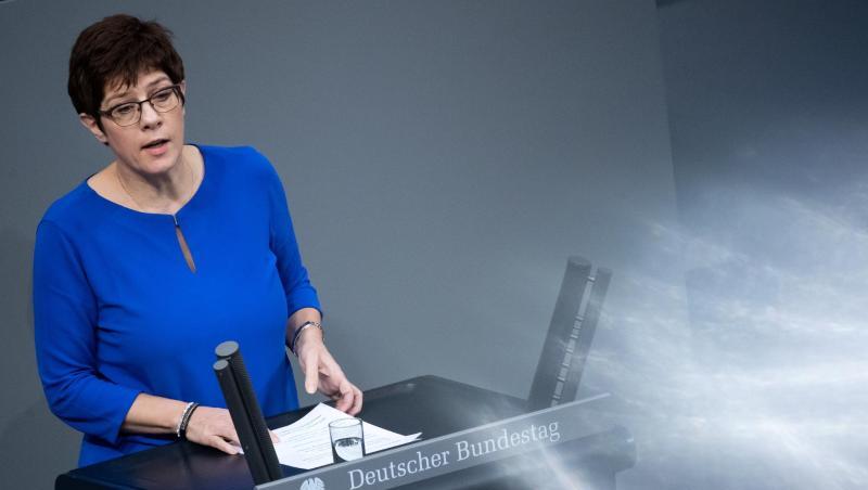 Verteidigungsministerin Annegret Kramp-Karrenbauer (CDU) sagte, die Bundeswehr werde helfen "solange wir gebraucht werden". Verteidigungsministerin Annegret Kramp-Karrenbauer (CDU) sagte, die Bundeswehr werde helfen "solange wir gebraucht werden".