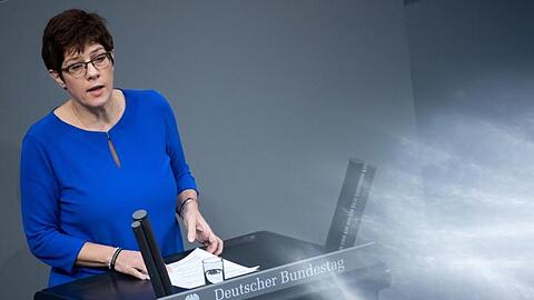 Verteidigungsministerin Annegret Kramp-Karrenbauer (CDU) sagte, die Bundeswehr werde helfen "solange wir gebraucht werden".