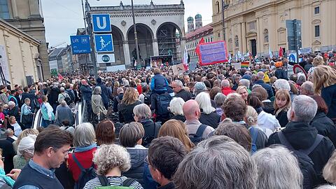 Deutlich mehr Teilnehmer als angemeldet fanden sich bei der "Zammreißen"-Demo auf dem Odeonsplatz in München ein.