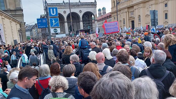 Deutlich mehr Teilnehmer als angemeldet fanden sich bei der "Zammreißen"-Demo auf dem Odeonsplatz in München ein.