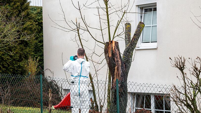 Nach dem Fund der Leichen sicherten Spezialisten Spuren rund um das Mehrfamilienhaus in Strullendorf. (Archivbild)