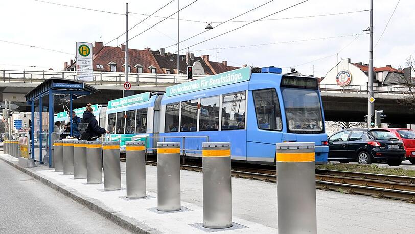 Poller sollen k&uuml;nftig verhindern, dass Autos bei Unf&auml;llen in die Haltestelle fahren. (Handout)