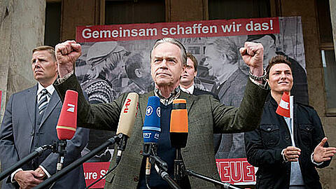 Szene aus dem Film "Die Grenze" mit Jürgen Heinrich (Mitte)