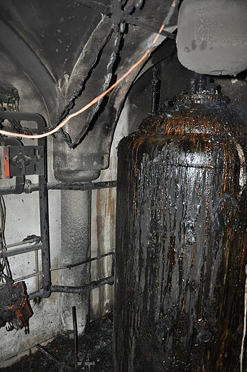 Im Landkreis Altötting kam es am Mittwochabend zu einem Brand im Heizungsraum. Laut Polizei soll der Brand durch einen Verpuffung in der Holzentralheizung ausgelöst worden sein. Außer dem Heizungsraum blieb das Gebäude unversehrt. Der Schaden soll ca 30.000 Euro betragen. Eine Person wurde leicht verletzt und kam zur Kontrolle ins Krankenhaus.