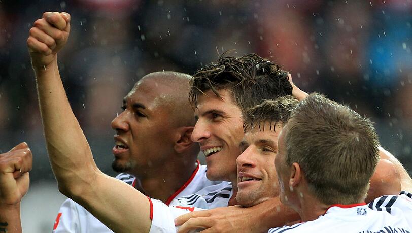 Homogene Truppe: Torjäger Mario Gomez, umringt von Schweinsteiger, Müller und Boateng Homogene Truppe: Torjäger Mario Gomez, umringt von Schweinsteiger, Müller und Boateng