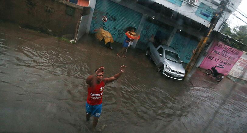In Recife erwartet die USA und Deutschland eine Wasserschlacht. Die irren Regen-Bilder aus Recife!