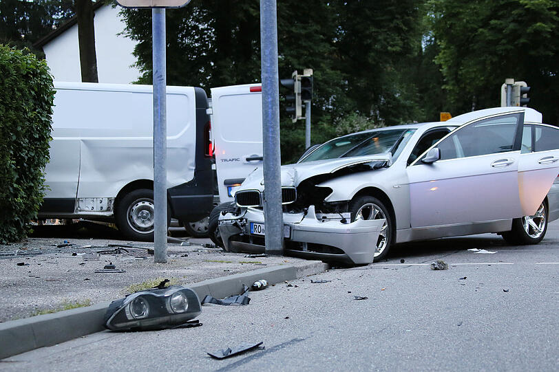 Ein Atemalkohol-Test bei dem BMW-Fahrer ergab einen Wert von 1,6 Promille, er wurde daraufhin von der Polizeistreife nach Mühldorf in Krankenhaus gebracht.