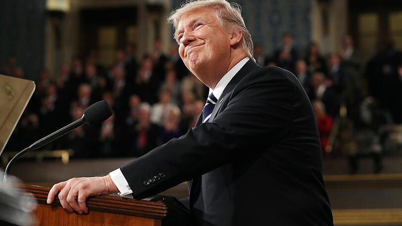 Donald Trump will Journalisten darüber bestimmen lassen, wohin er sein Präsidentengehalt spendet.