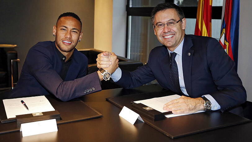 Da war noch alles in Ordnung: Barca-Präsident Josep Maria Bartomeu (rechts) und der brasilianische Stürmer Neymar am 21. Oktober 2016. Damals verlängerte der Profi seinen Vertrag bis Juni 2021.