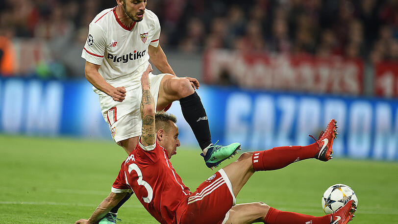 Rafinha: Note 2 - Wie erwartet in der Startelf als Alaba-Ersatz. Und überzeugte mit Einsatz und Timing. Bewahrte Bayern mit einer Grätsche vor dem 0:1 (45.). Top-Leistung.