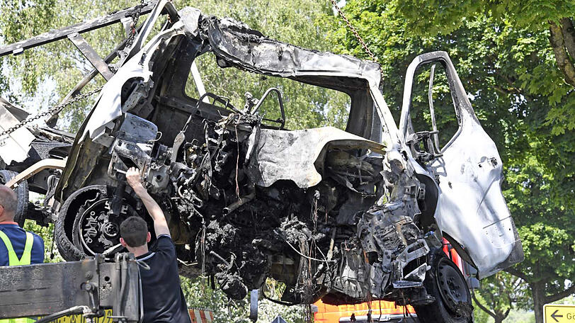 Der Klein-Lkw ist ein Wrack, der Fahrer überlebt mit schwersten Verletzungen. Die Bilder vom Unfallort bei Allershausen.