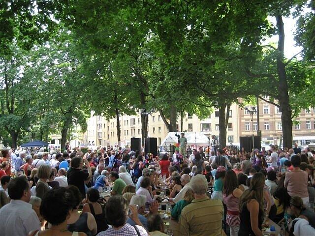 Der Johannisplatz wird am Sonntag zum Biergarten mit Bühne - bei schönem Wetter.
