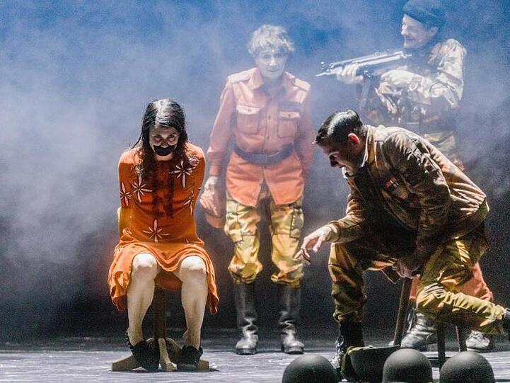 Die Schauspieler Nura (Lisa Hagmeister, l) und Aljoscha (Barbara Nüsse, M) sind in der Gewalt russischer Soldaten.