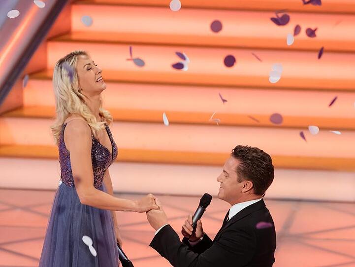 Stefan Mross macht der Sängerin Anna-Carina Woitschack einen Heiratsantrag.