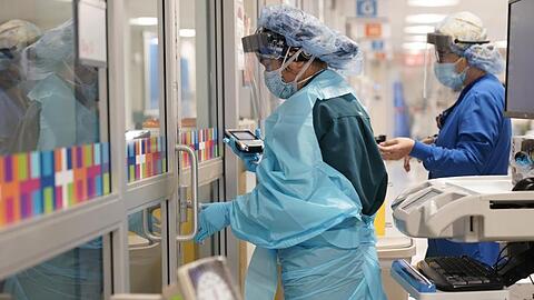 Zwei Medizinerinnen müssen sich im New Yorker Krankenhaus auf eine zweite Welle vorbereiten.