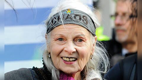 Vivienne Westwood mit "Chaos"-Stirnband bei einem Protest.