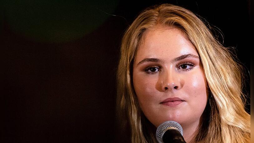 Prinzessin Amalia vor Journalisten in der Karibik.