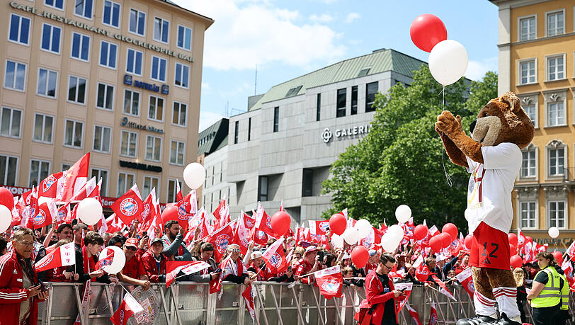 Maskottchen Berni sorgt bei den Fans auf dem Marienplatz für Stimmung. Maskottchen Berni sorgt bei den Fans auf dem Marienplatz für Stimmung.