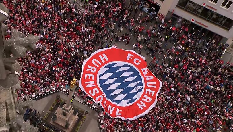 Ein Bild, das um die Welt ging. Linus Straßer zoll den Löwen-Fans allerhöchsten Respekt für ihren Banner-Coup bei der Meisterfeier des FC Bayern Ein Bild, das um die Welt ging. Linus Straßer zoll den Löwen-Fans allerhöchsten Respekt für ihren Banner-Coup bei der Meisterfeier des FC Bayern