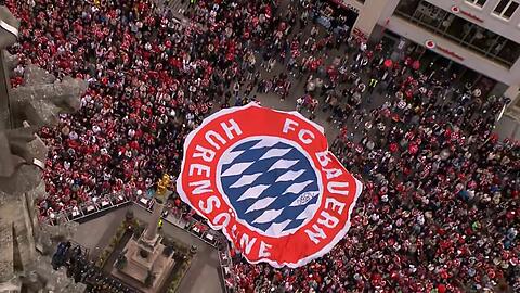 Ein Bild, das um die Welt ging. Linus Stra&szlig;er zoll den L&ouml;wen-Fans allerh&ouml;chsten Respekt f&uuml;r ihren Banner-Coup bei der Meisterfeier des FC Bayern