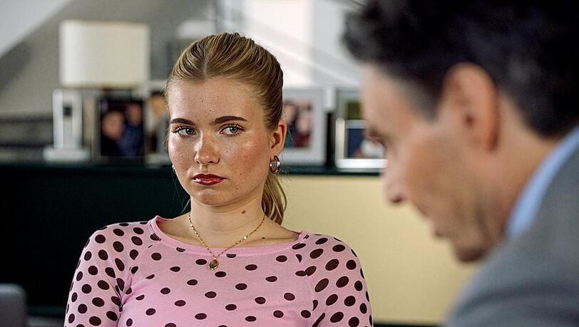 "GZSZ": Johanna (l.) wird von ihrem Vater eindringlich daran erinnert, wo ihre Priorit&auml;ten zu liegen haben.
