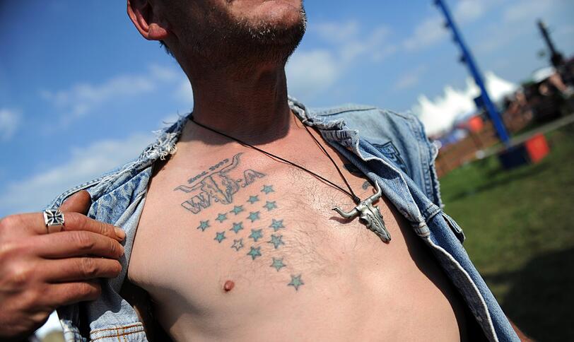 Am Mittwoch kamen die meisten Fans schon angereist, um am Donnerstag das größte Metal-Festival der Welt zu feiern. Aufgrund von Regenfällen waren Teile des Festivalgeländes noch ziemlich matschig - doch wen störts? Die Metall-Fans jedenfalls nicht! Die Bilder von Anreise und erstem Abend
