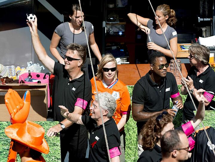 Louis van Gaal feiert mit Patrick Kluivert auf der Gay Pride in Amsterdam