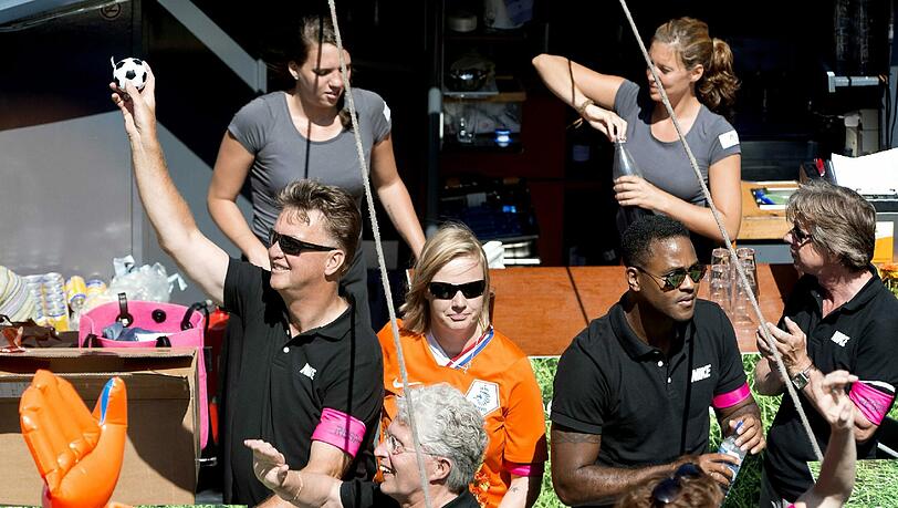 Louis van Gaal feiert mit Patrick Kluivert auf der Gay Pride in Amsterdam
