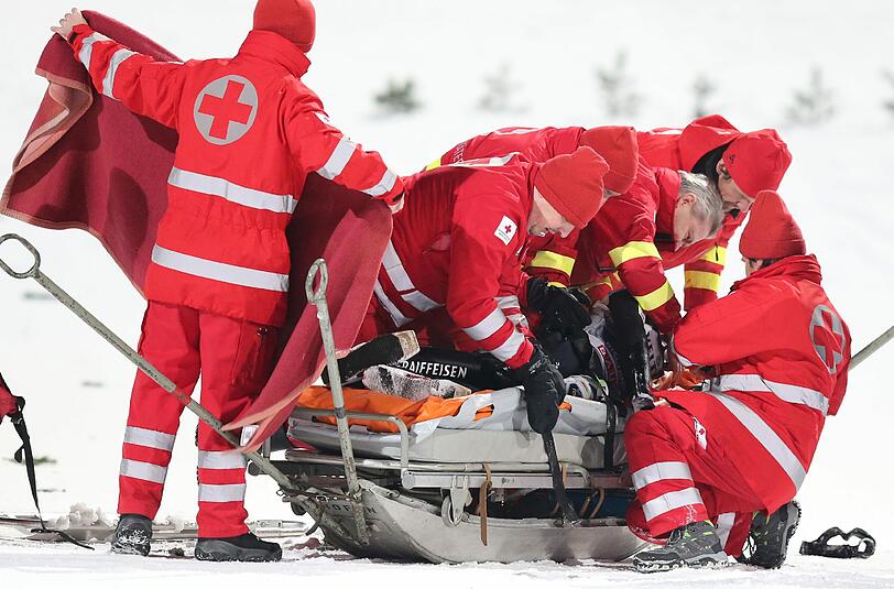 Der Schweizer Simon Ammann wird nach seinem Sturz beim letzten Springen der Vierschanzentournee in Bischofshofen sofort behandelt.