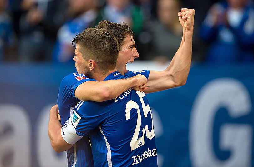 Erst Elfmeter verschossen, dann den Siegtreffer gemacht: Huntelaar (vorne) feiert das Tor zum 2:1 mit Goretzka