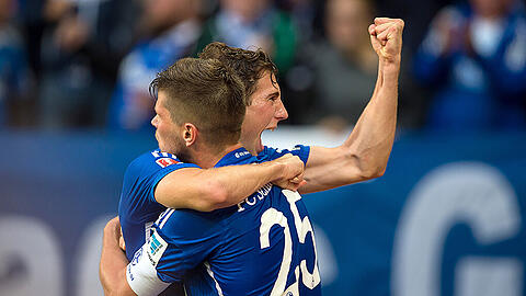 Erst Elfmeter verschossen, dann den Siegtreffer gemacht: Huntelaar (vorne) feiert das Tor zum 2:1 mit Goretzka