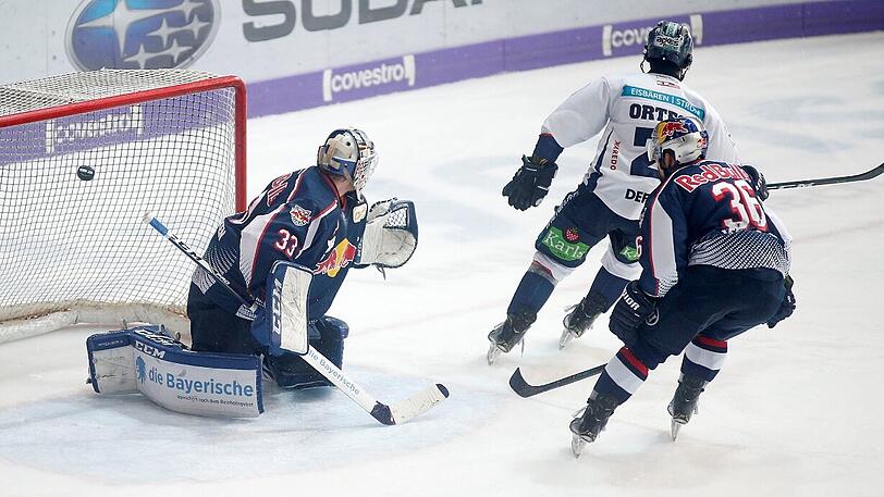 Der Berliner Austin Ortega trifft gegen EHC-Goalie Danny aus den Birken zum 3:0-Endstand.